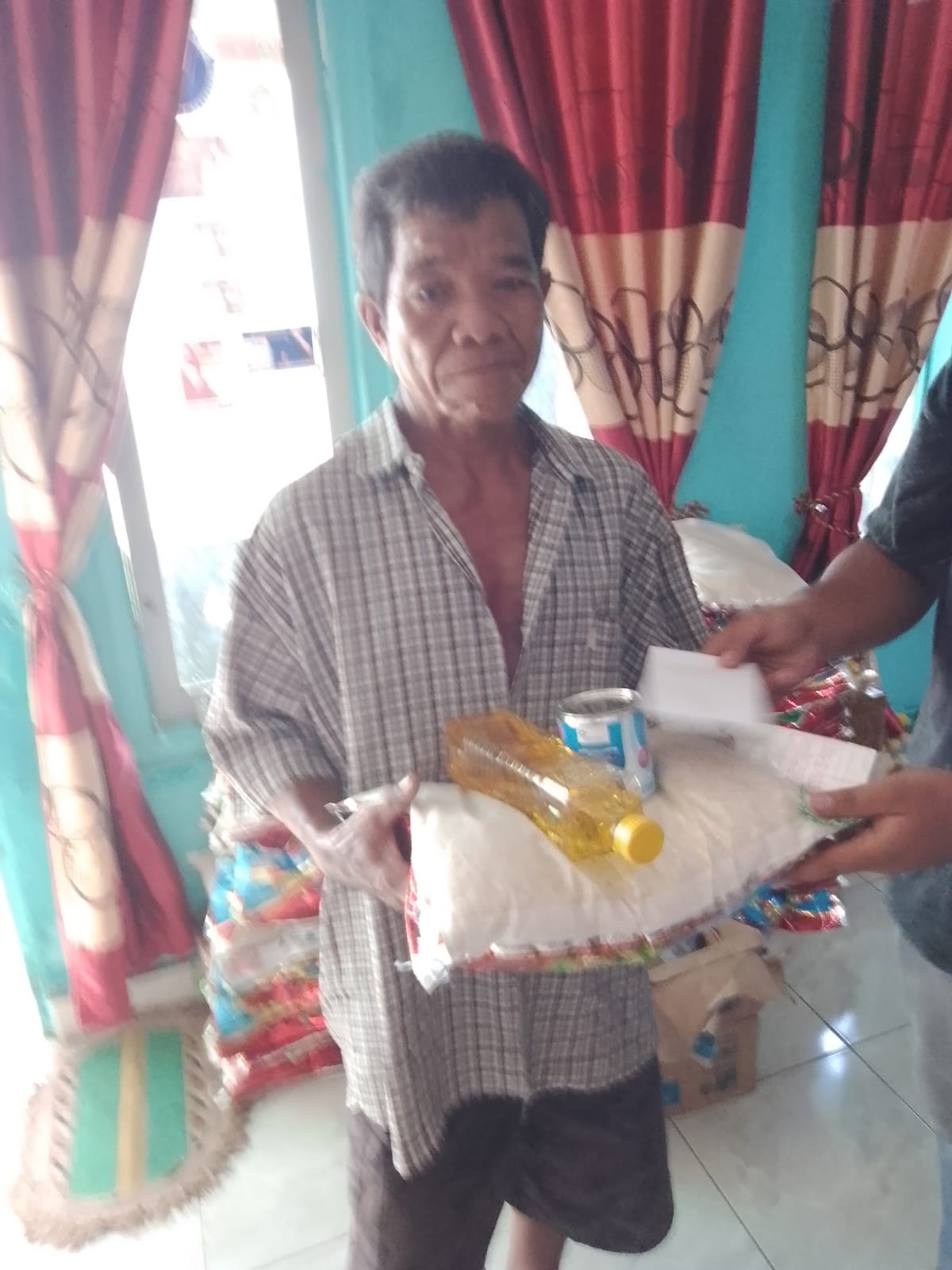 PT SME Bagikan Sembako dan Buat Dua Lapis Filter Debu