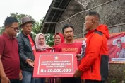 Tak Kenal Hari Libur, Bupati Lampung Selatan Sambangi Warganya, Serahkan Bantuan Bedah Rumah