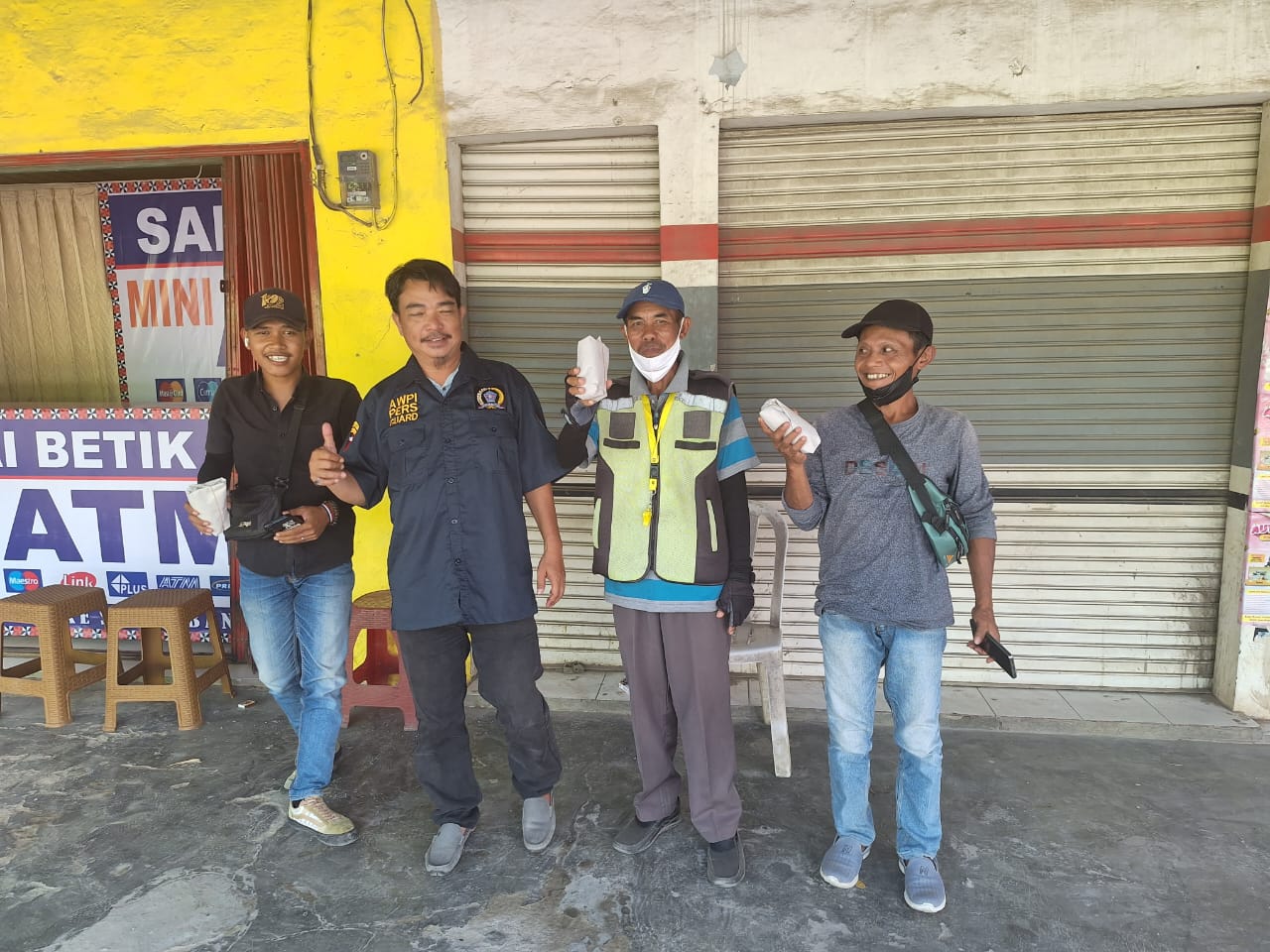 Jumat Berkah DPC AWPI Lampung Selatan Berbagi Nasi Bungkus