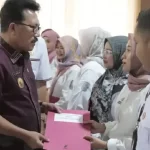 Sekda Lampung Selatan Serahkan SK Perpanjangan THLS Dinas Kesehatan
