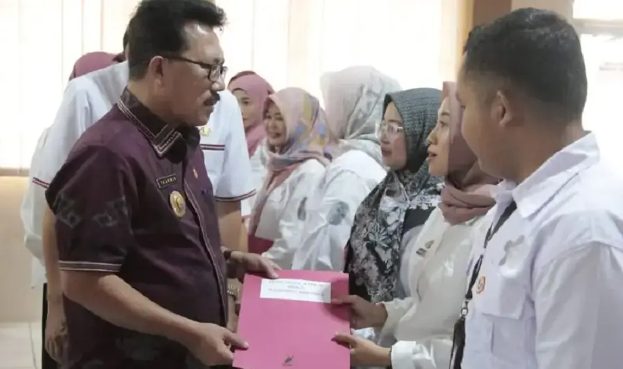 Sekda Lampung Selatan Serahkan SK Perpanjangan THLS Dinas Kesehatan