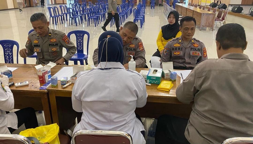 Pastikan Kesehatan Saat Pengamanan Pemilu 2024, Biddokes Polda Lampung Cek Kesehatan Personil