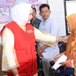 Ketua PMI Provinsi Lampung Serahkan Bansos di Kampung Negeri Baru Way Kanan