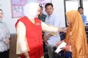 Ketua PMI Provinsi Lampung Serahkan Bansos di Kampung Negeri Baru Way Kanan