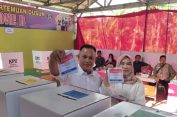 Bupati Lampung Selatan Bersama Istri Salurkan Hak Suara di TPS Desa Waygalih