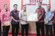 Bupati Nanang Ermanto Serahkan Penghargaan Ke Badan Pertanahan Lampung Selatan