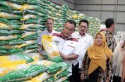 Pastikan Stok Pangan Aman, Bupati Nanang Ermanto Tinjau Gudang Bulog