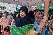 Monitoring Pasar Tani Agro Ceria, Ketua TP-PKK Metro Bagikan Langsung 2.300 Bibit Cabai ke Masyarakat