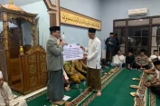 Wahdi Salurkan Bantuan Rp30 Juta untuk Masjid Khairul Amal