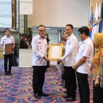 Sekdaprov Lampung Serahkan Penghargaan Ke PNS Purna Bakti