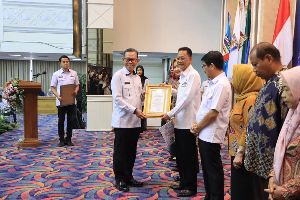 Sekdaprov Lampung Serahkan Penghargaan Ke PNS Purna Bakti