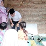 Reses : Watoni Anggota DPRD Lampung Berikan Bantuan Alat Tulis Bagi Anak-anak Teluk Pandan Pesawaran.