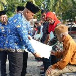 Bupati Lampung Selatan Serahkan Sertifikat Gratis Ke Warga Penerima Bedah Rumah