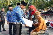 Bupati Lampung Selatan Serahkan Sertifikat Gratis Ke Warga Penerima Bedah Rumah