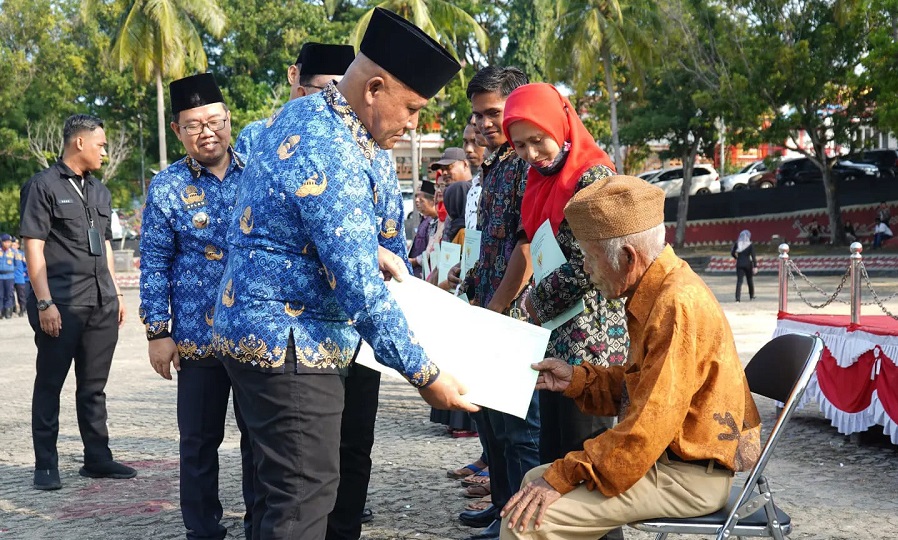 Bupati Lampung Selatan Serahkan Sertifikat Gratis Ke Warga Penerima Bedah Rumah