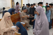Wajah Bahagia Terlihat Pada 300 Santri Riyadhus Sholihin Saat Terima THR