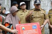 Bupati Lampung Selatan Nanang Ermanto Kembali Salurkan Bedah Rumah Program CSR PT ASDP Cabang Bakauheni