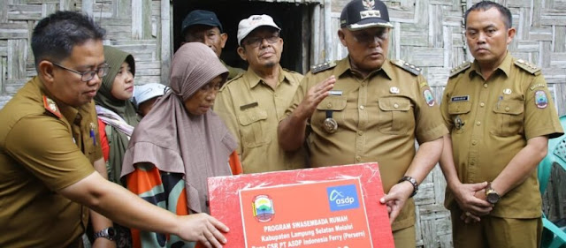 Bupati Lampung Selatan Nanang Ermanto Kembali Salurkan Bedah Rumah Program CSR PT ASDP Cabang Bakauheni