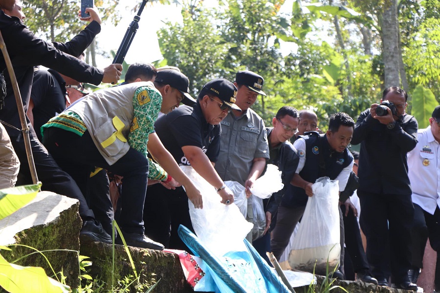 Gubernur Tebar Benih Ikan di Kabupaten Lampung Barat