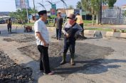 Memastikan Arus Mudik Lacar, Wahdi Wali Kota Metro Tinjau Langsung Pekerjaan Pemeliharaan Jalan