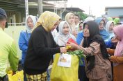 Ketua TP PKK Provinsi Lampung Berikan Bantuan Ke Korban Banjir di Telukbetung