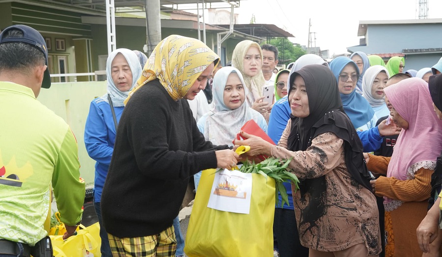 Ketua TP PKK Provinsi Lampung Berikan Bantuan Ke Korban Banjir di Telukbetung