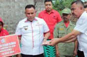 Dapat Bantuan Bedah Rumah Program Geserbu Nanang Ermanto , Warga Sumur Kumbang Ucap syukur