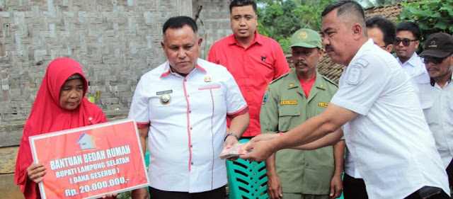 Dapat Bantuan Bedah Rumah Program Geserbu Nanang Ermanto , Warga Sumur Kumbang Ucap syukur