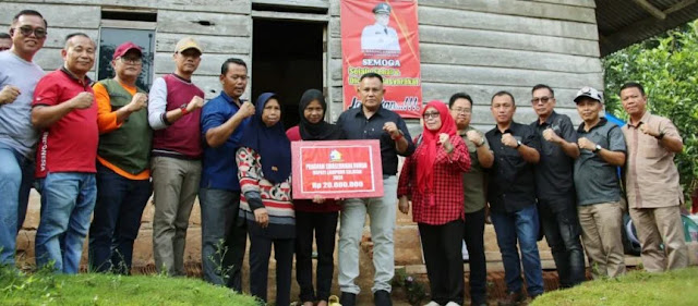 Nanang Ermanto Bupati Lmpung Selatan Salurkan 7 Bedah Rumah di Merbau Mataram