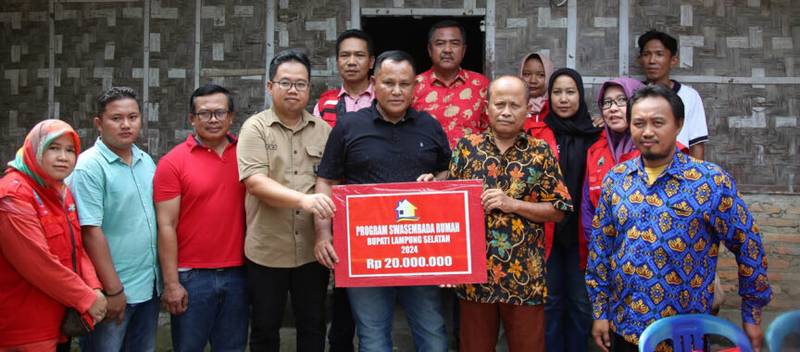 Nanang Ermanto Serahkan Bantuan 7 Unit Bedah Rumah Dikalianda