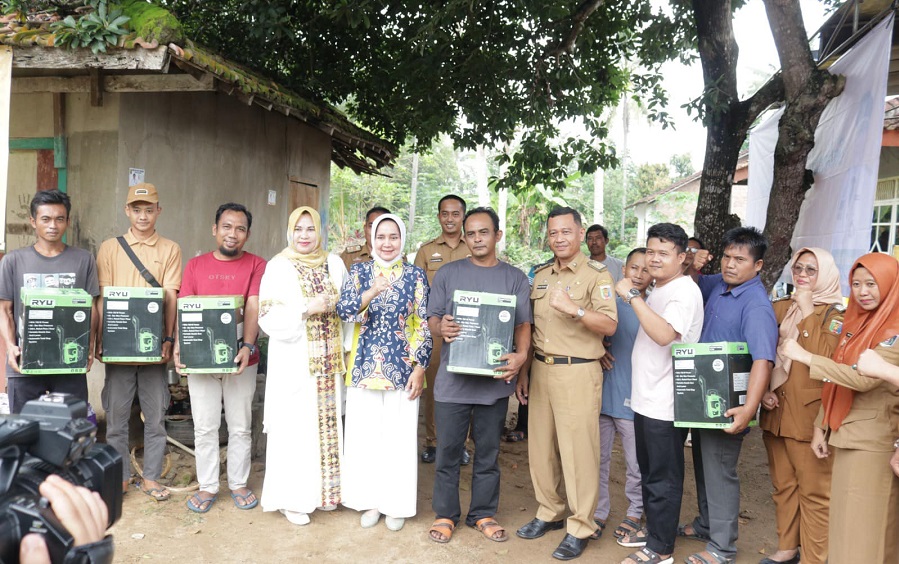 Ketua LKKS Provinsi Lampung Berikan Bantuan Ke Warga Desa Balekencono