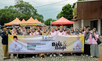 Sekwan DPRD Lampung Tina Malinda Bersama Ketua Dekranasda Gelar Beli dan Bagi