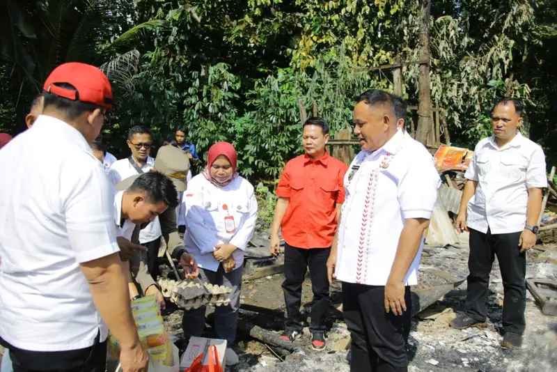 Jalan Kaki Lewati KebunBecek,Nanang Salurkan Bantuan Kepada Korban Kebakaran
