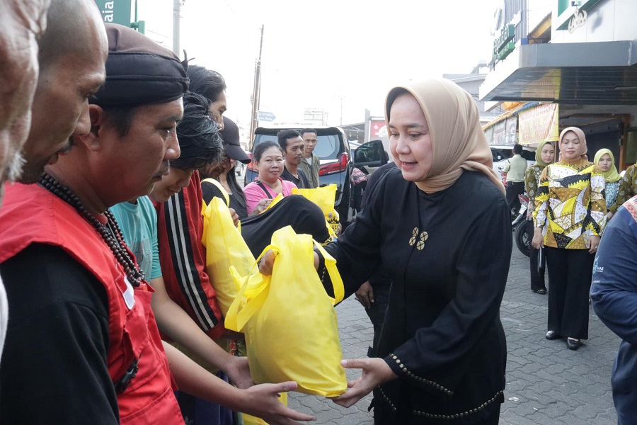 Ketua TP PKK Provinsi Lampung Beri Bantuan Sosial Program SIGER di Wilayah Way Halim