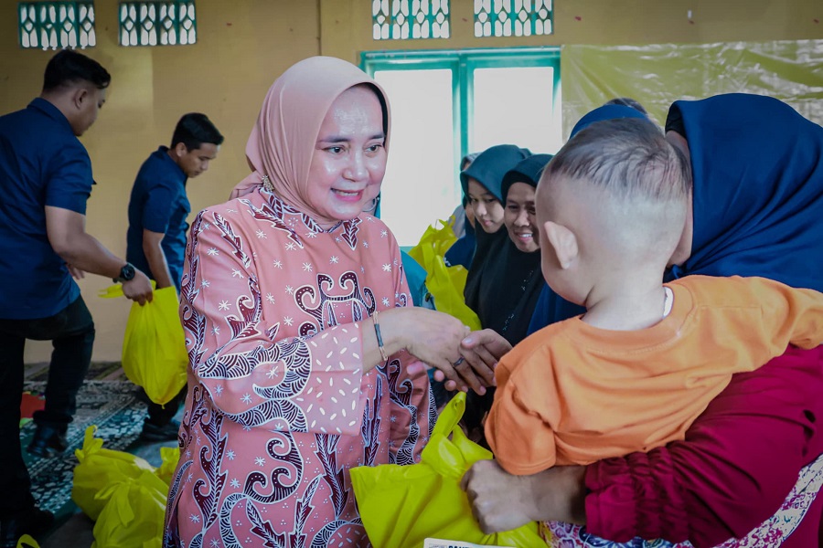 Ketua LKKS Provinsi Lampung Berikan Bantuan Ke Warga Pekon Sukabanjar