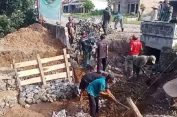 Jelang Penutupan TMMD ke-120, Satgas Kodim 0421/LS Bersama Warga Kebut Pemasangan Bronjong Sepanjang 500 Mete