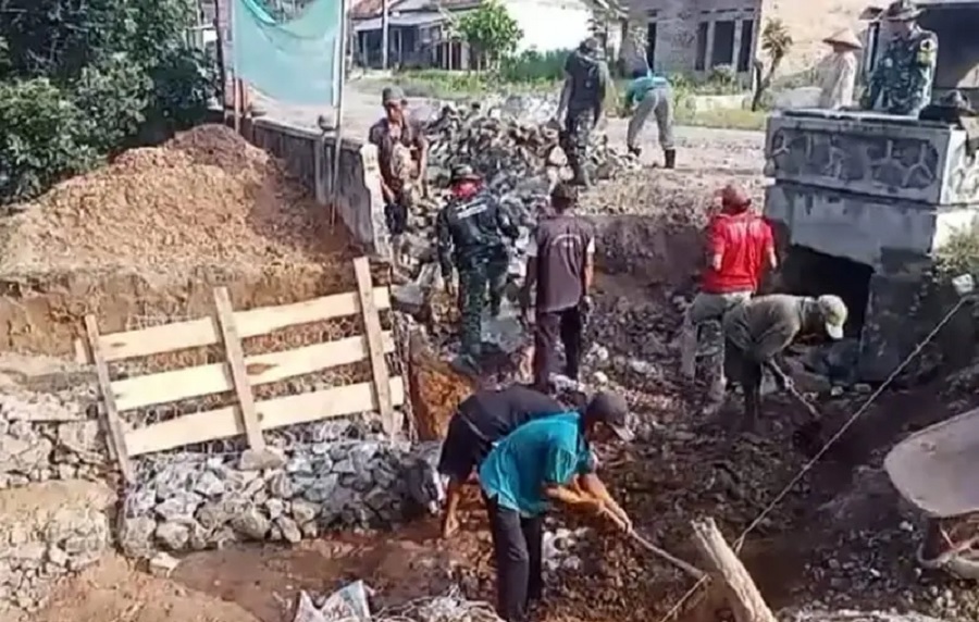 Jelang Penutupan TMMD ke-120, Satgas Kodim 0421/LS Bersama Warga Kebut Pemasangan Bronjong Sepanjang 500 Mete