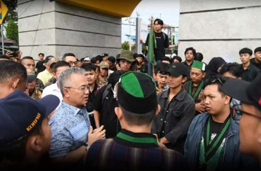 Wakil Ketua III DPRD Lampung Temui Massa Aksi HMI