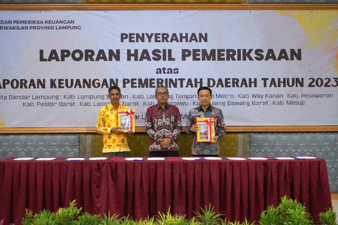 Ketua DPRD Pringsewu Dampingi PJ Bupati Terima WTP
