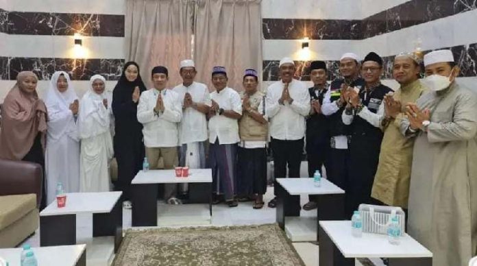 Anggota DPRD PrJoni Safuan Bersama Pj Bupati Marindo Mengunjungi Para Jamaah Haji Pringsewu