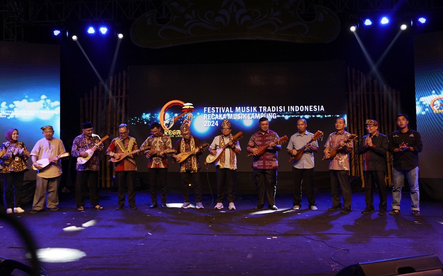 Pj Gubernur Bersama Sekretaris Dirjen Kebudayaan Buka Festival Recaka Musik Lampung