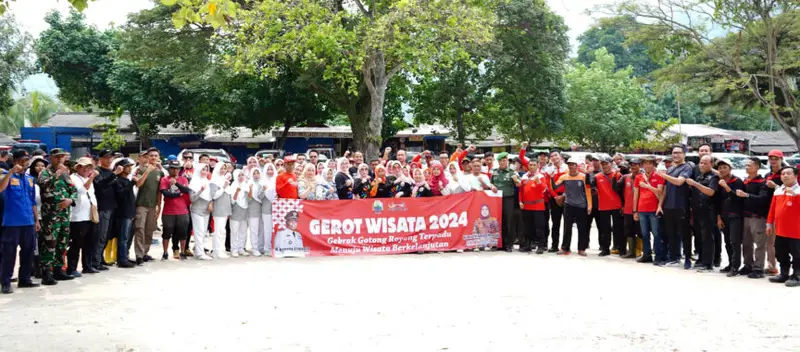 Pemkab Lamsel Cepat Tanggap Respon Pengaduan Masyarakat Soal Tumpukan sampah Aksi Gerot Wisata Dipantai Pasir Putih