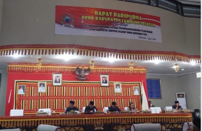 Dalam Rapat Paripurna DPRD, Sekda Mewakili Bupati Lamsel Sampaikan Raperda dan LKPD Lampung Selatan