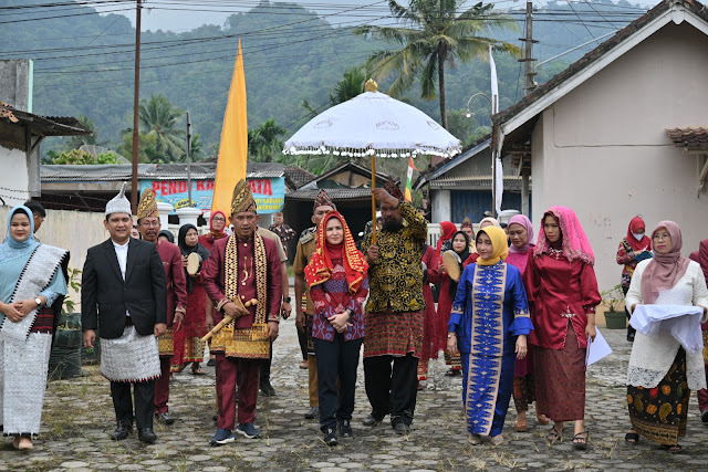 Ketua TP PKK Kabupaten Pesawaran Nanda Indira ,.Gelar khatu Kesuma Enton Anjau Silau Di Kec. Padang Cermin