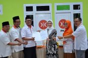 Ketua DPD PKS Yudi Handoko memberikan Surat Rekomendasi Kepada Nanda Indira Untuk (Pilkada)2024