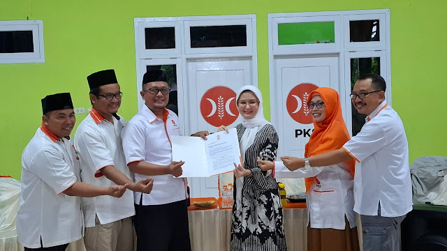 Ketua DPD PKS Yudi Handoko memberikan Surat Rekomendasi Kepada Nanda Indira Untuk (Pilkada)2024