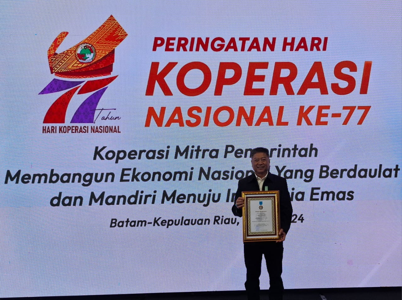 Ketua Koperasi TKBM Panjang Agus S Terima Penghargaan dari Menko-Perekonomian