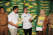 Pj. Gubernur Samsudin Tinjau Ketersediaan Beras di Gudang Bulog Campang Raya