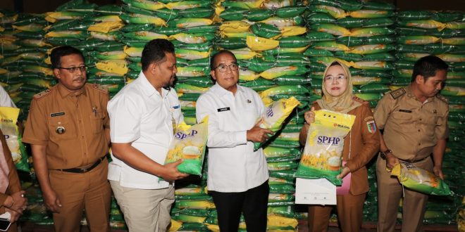 Pj. Gubernur Samsudin Tinjau Ketersediaan Beras di Gudang Bulog Campang Raya