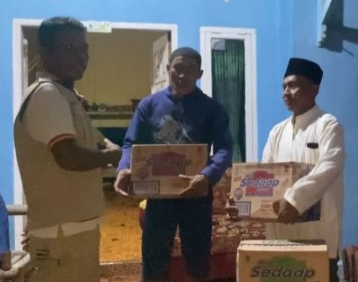 Ketua Komisi I DPRD Lamsel Berikan Bantuan Kepada Korban Angin Puting Beliung